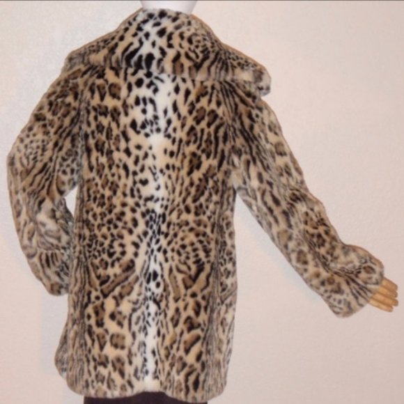 Beautiful, CHIC, Stunning Faux Fur Leopard Coat MEDIUM - Picture 2 of 9